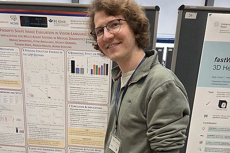 Doktorand vor seinem wissenschaftlichen Poster