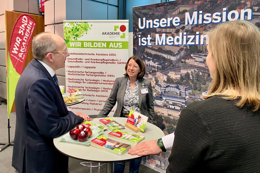 Mann und Frau unterhalten sich am Stand der UMM beim Neujahrsempfang der Stadt Mannheim.